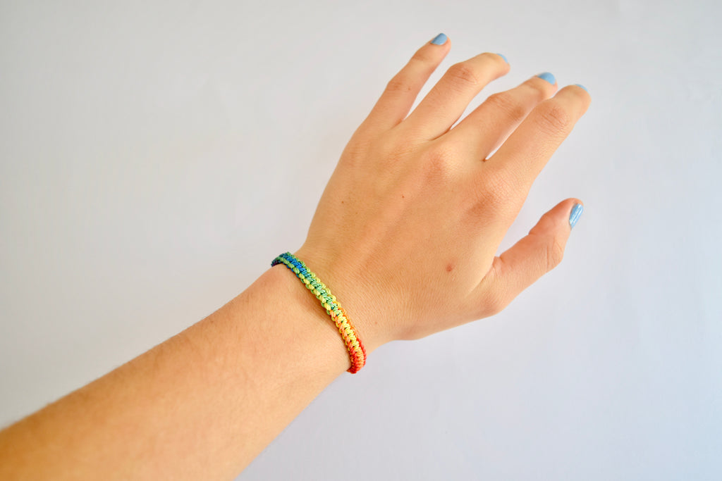 Pulsera tejida arcoiris