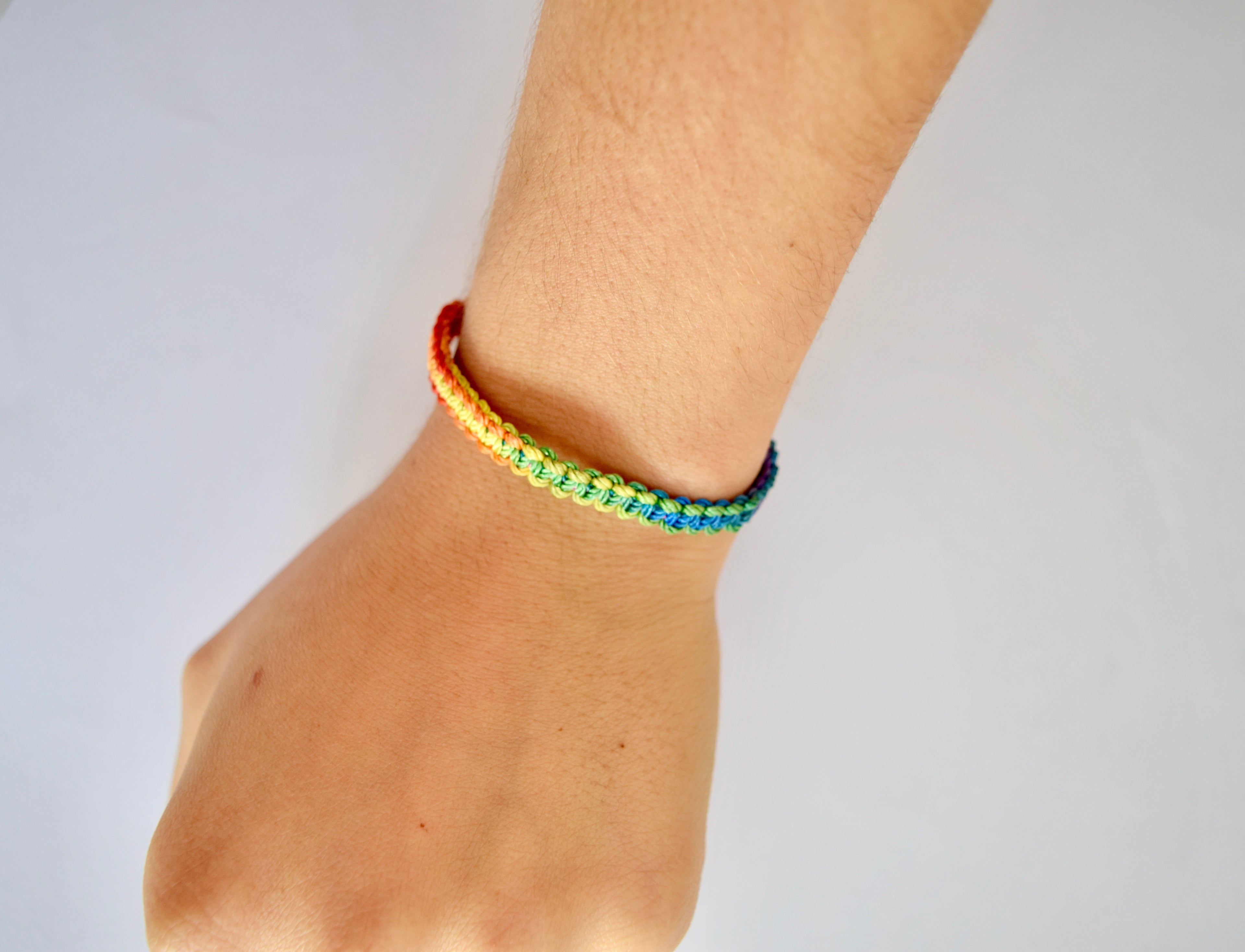 Pulsera tejida arcoiris