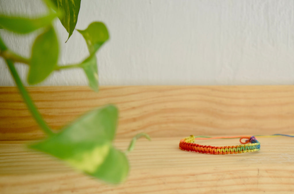 Pulsera tejida arcoiris