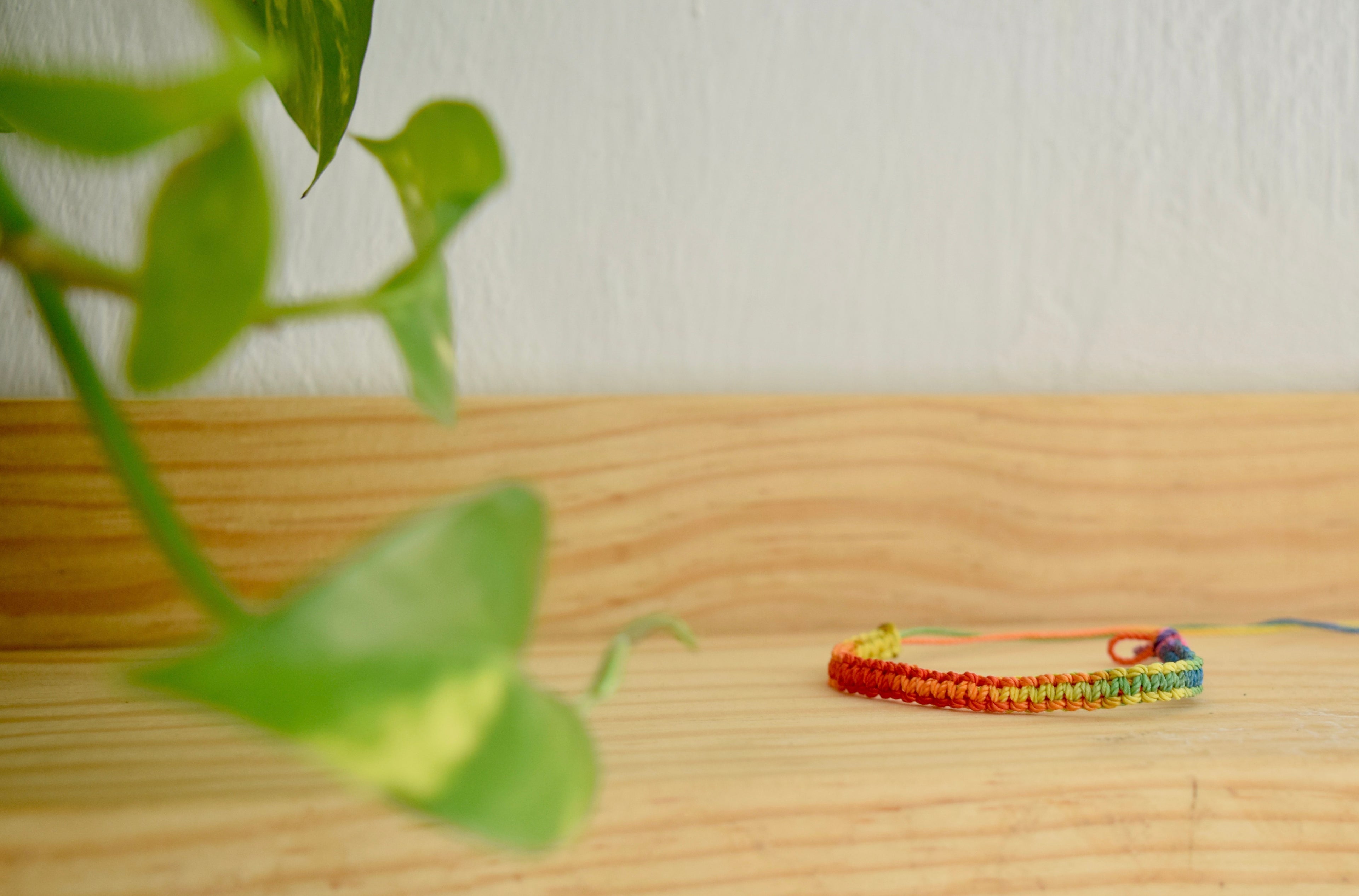 Pulsera tejida arcoiris