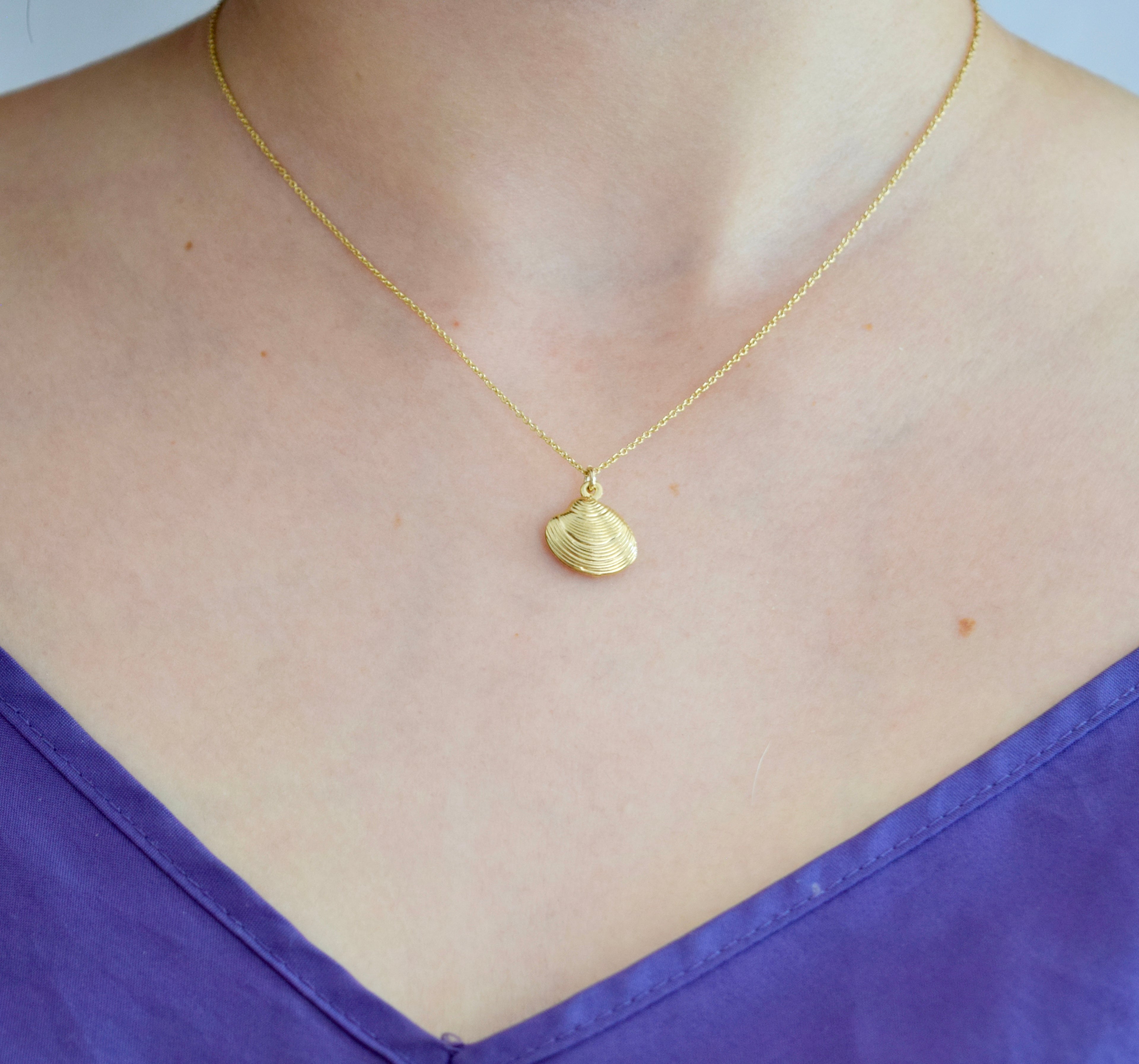 Collar concha dorada
